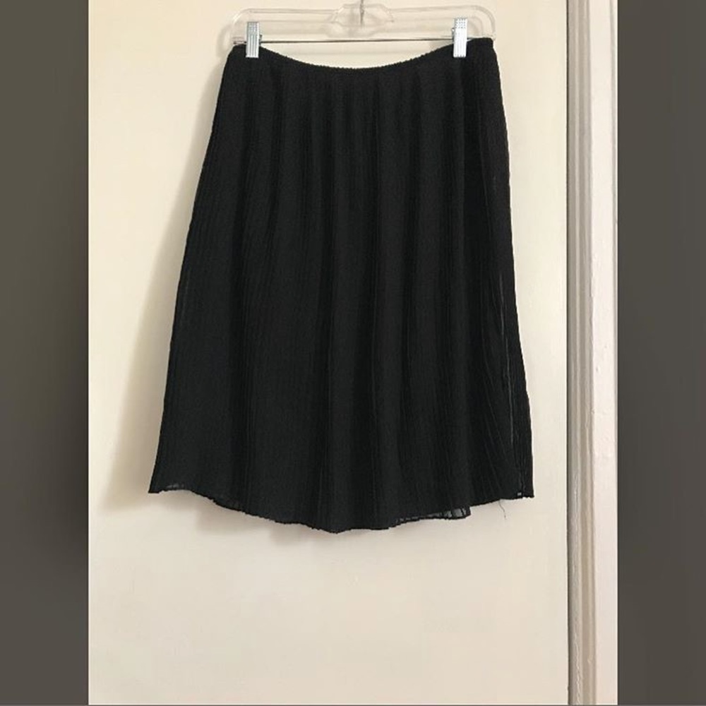 Black pleated skirt